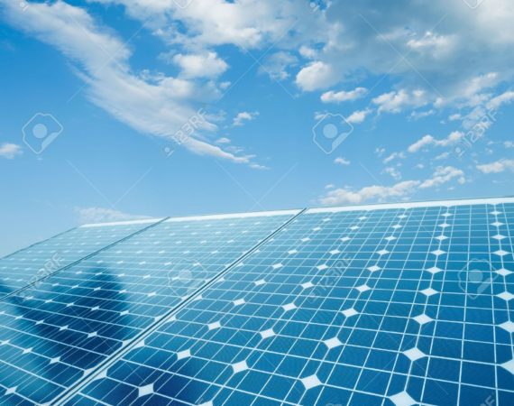 20201648-cellules-photovoltaïques-et-fond-au-soleil